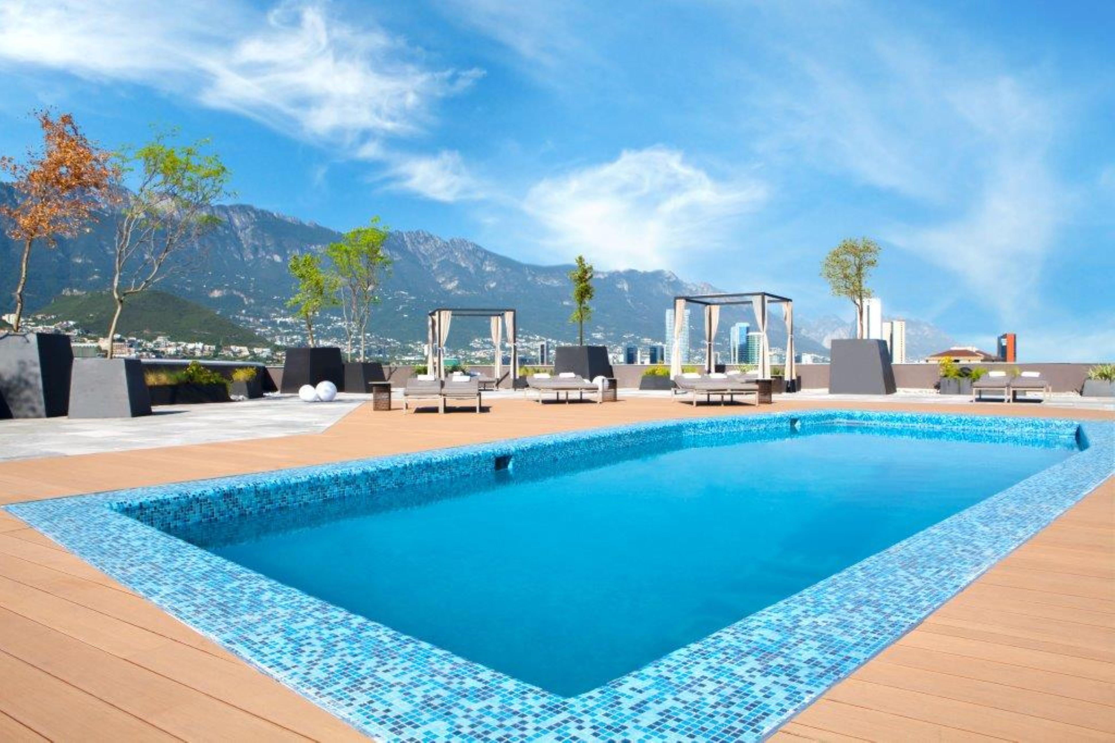 Camino Real Fashion Drive Monterrey San Pedro Garza Garcia Exterior foto Rooftop pool at the hotel