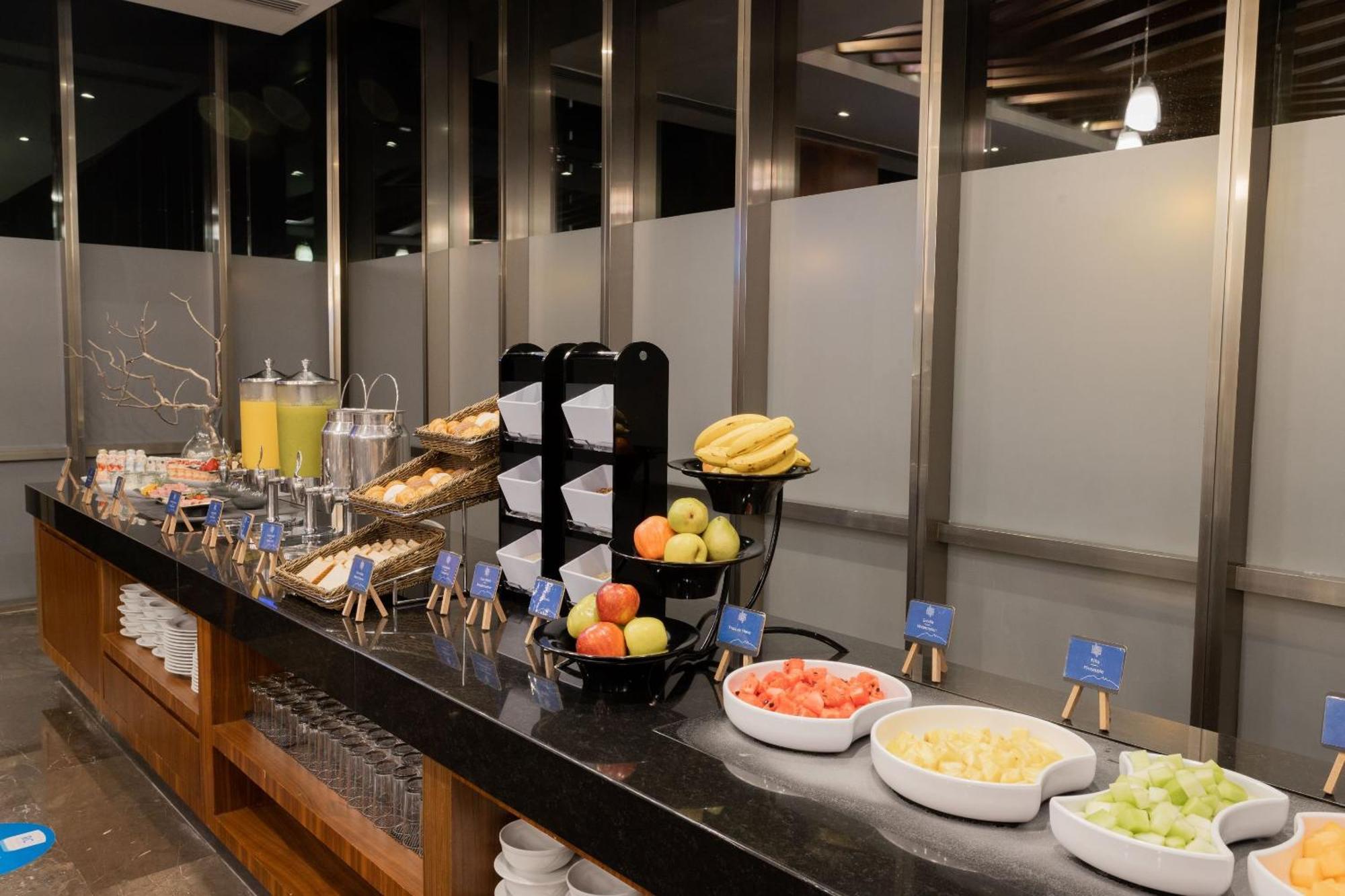 Camino Real Fashion Drive Monterrey San Pedro Garza Garcia Exterior foto A buffet at an airport lounge
