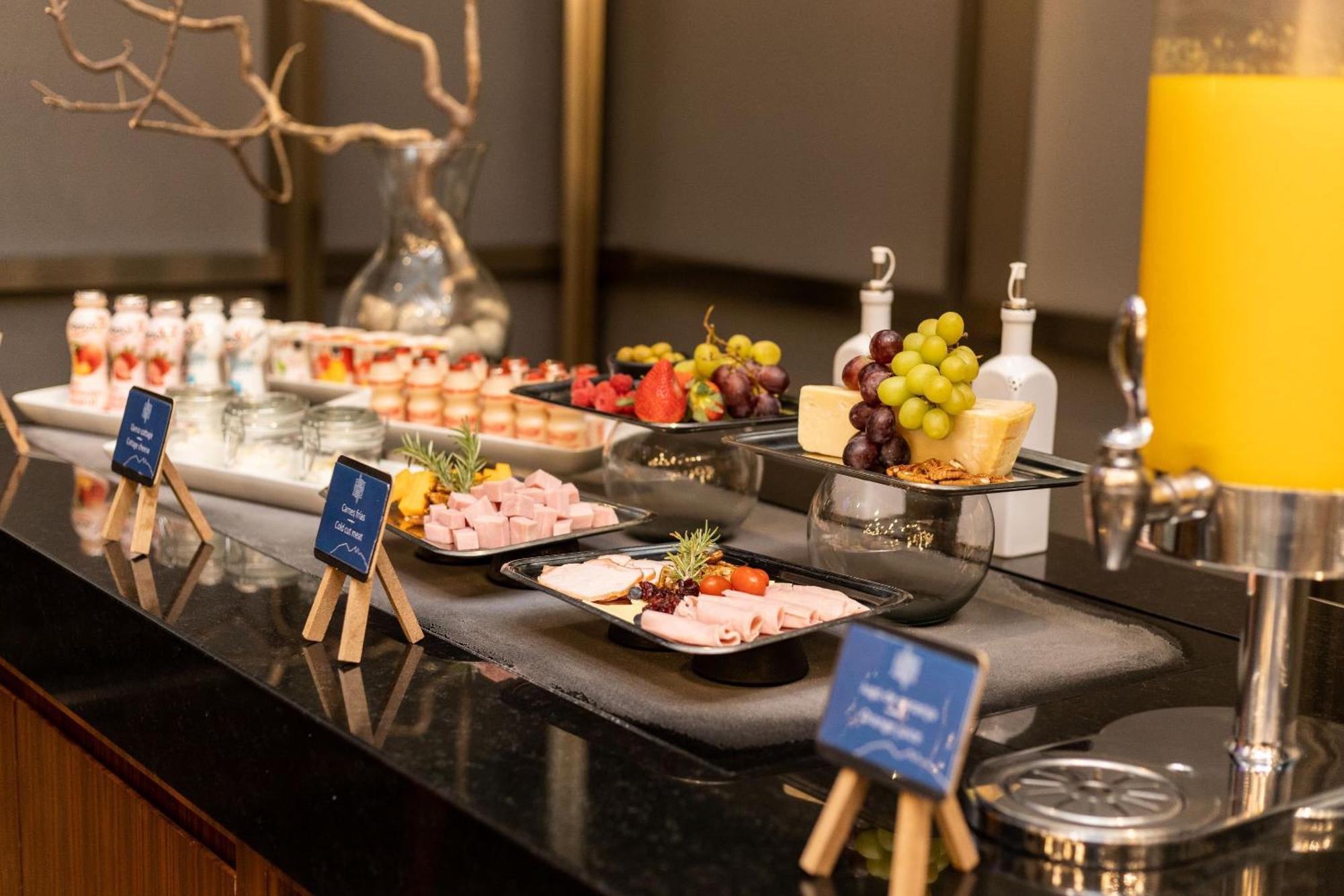 Camino Real Fashion Drive Monterrey San Pedro Garza Garcia Exterior foto A buffet at a hotel