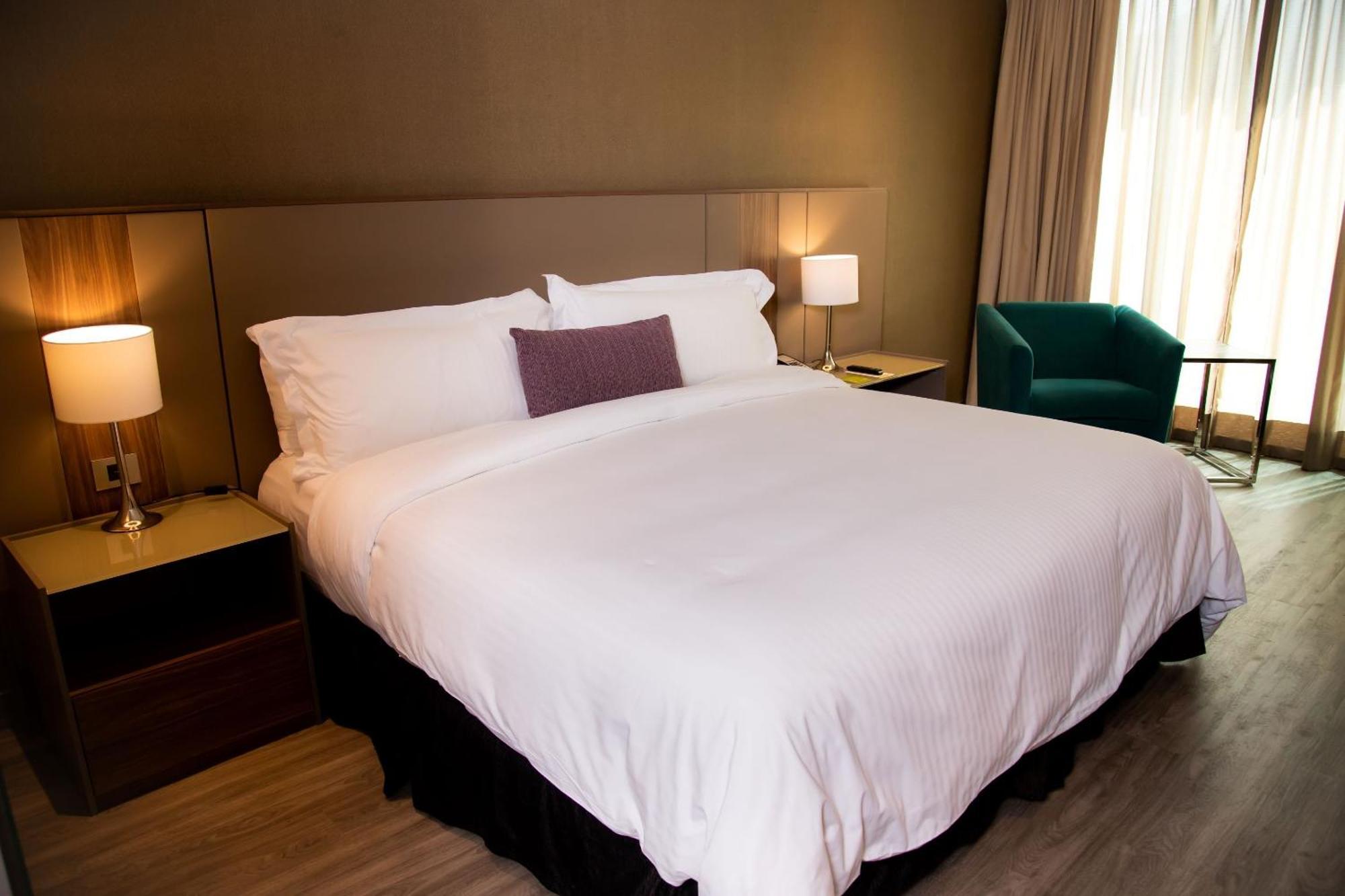 Camino Real Fashion Drive Monterrey San Pedro Garza Garcia Exterior foto A bed with a duvet