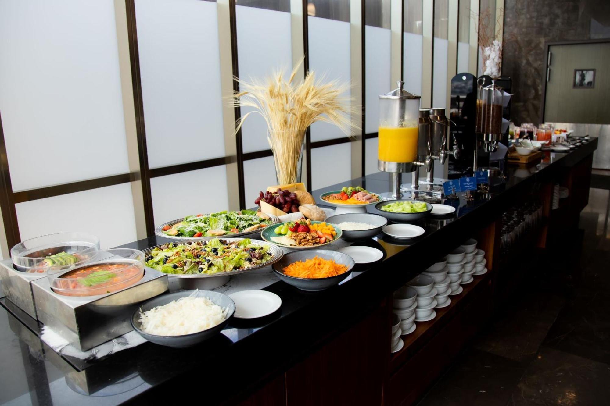Camino Real Fashion Drive Monterrey San Pedro Garza Garcia Exterior foto A buffet at a hotel