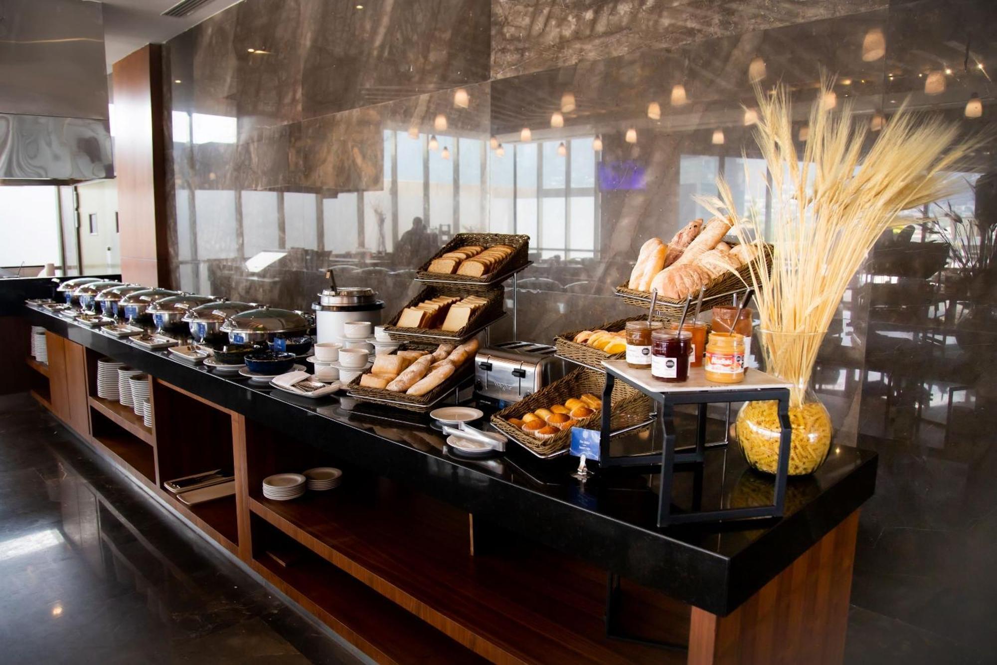 Camino Real Fashion Drive Monterrey San Pedro Garza Garcia Exterior foto A buffet at a hotel
