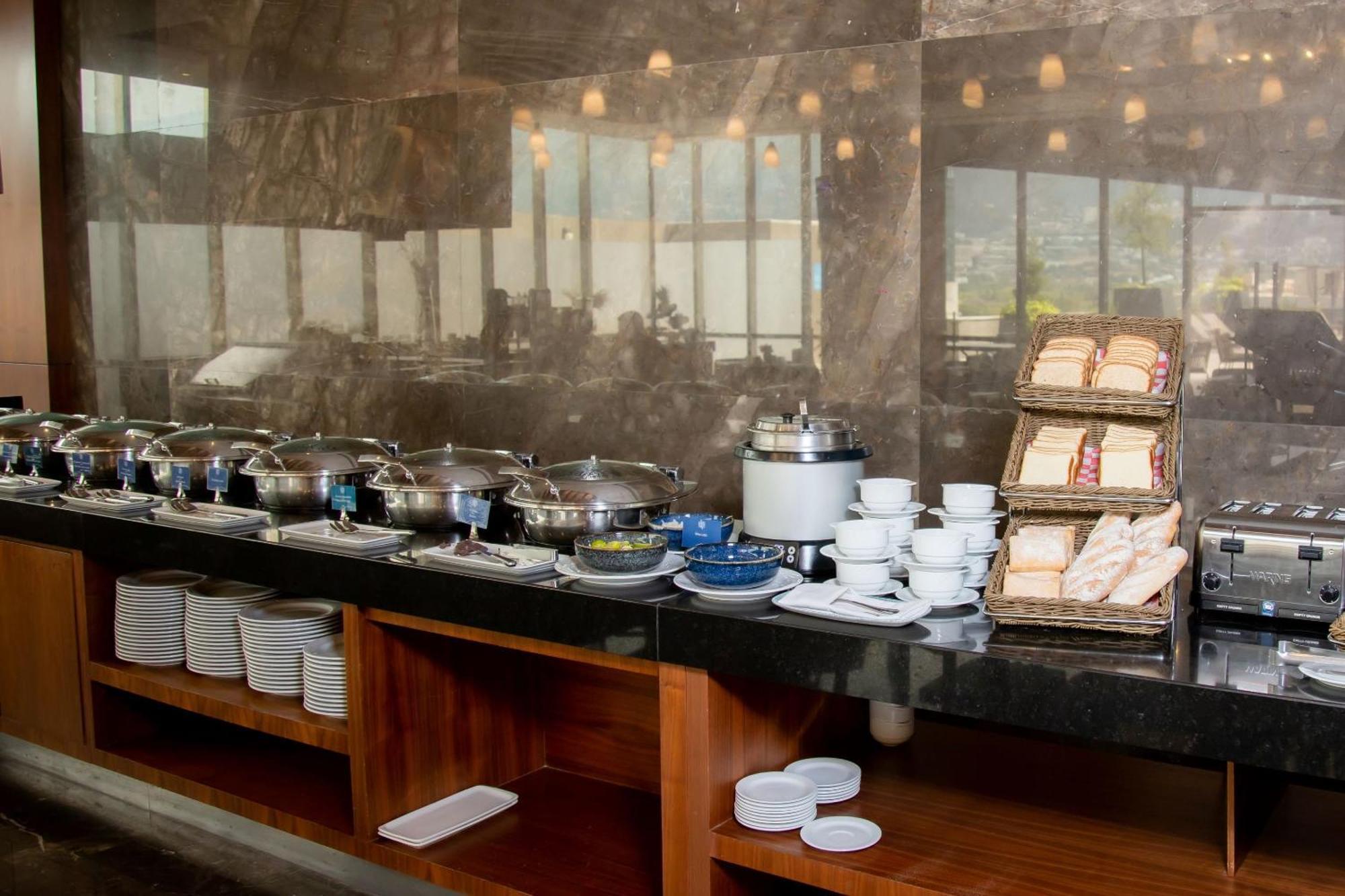 Camino Real Fashion Drive Monterrey San Pedro Garza Garcia Exterior foto A buffet at a hotel