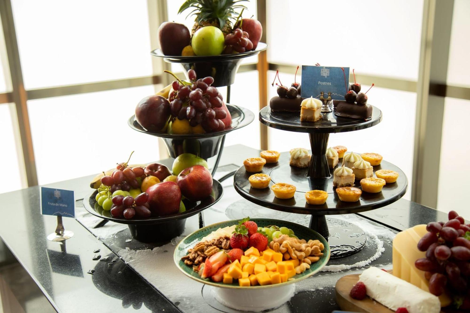 Camino Real Fashion Drive Monterrey San Pedro Garza Garcia Exterior foto A fruit and dessert buffet