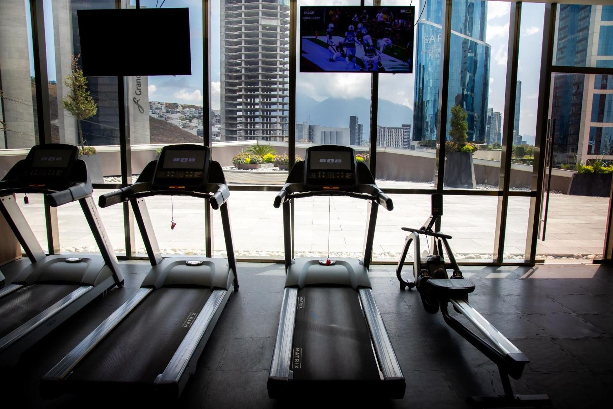 Camino Real Fashion Drive Monterrey San Pedro Garza Garcia Exterior foto Treadmills in a gym