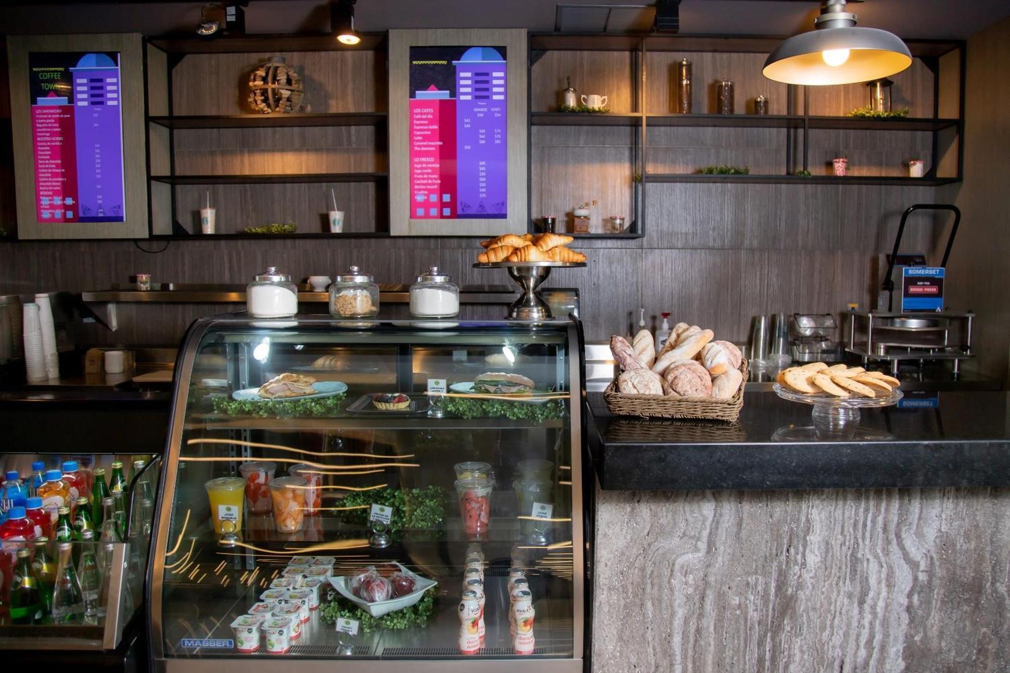 Camino Real Fashion Drive Monterrey San Pedro Garza Garcia Exterior foto A display case at a bakery