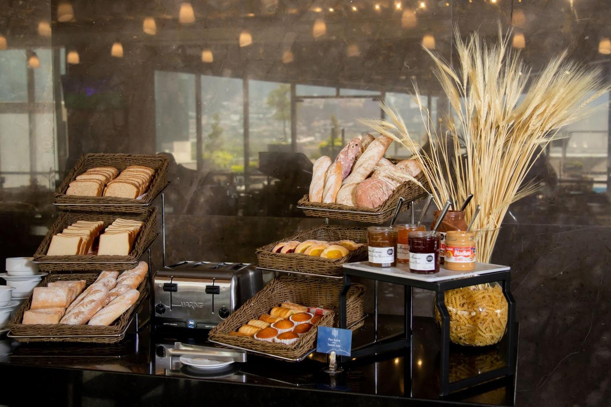 Camino Real Fashion Drive Monterrey San Pedro Garza Garcia Exterior foto Bread and pastry display at a hotel